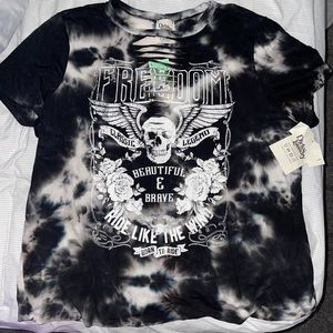 Short sleeved skull & roses T-shirt (black and white tie dye)